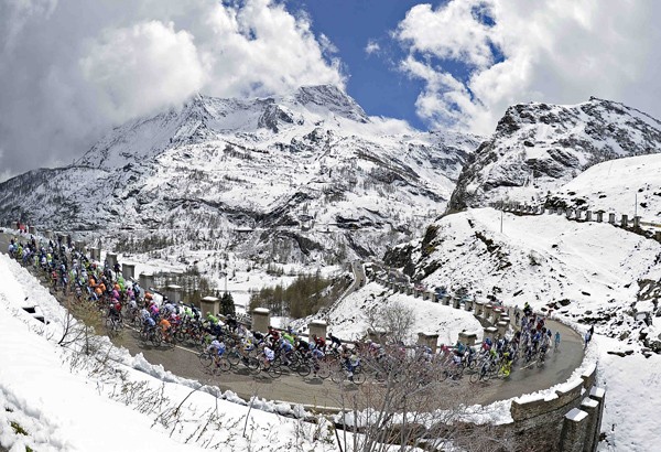 Kelderman toont talent op besneeuwde Galibier