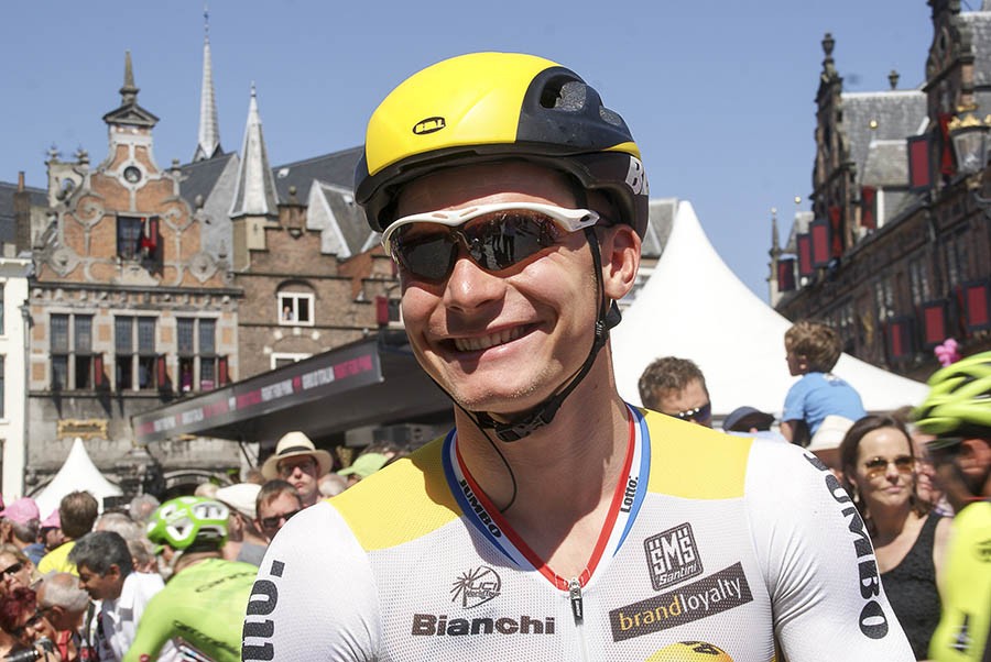 Moreno Hofland stapt uit de Giro