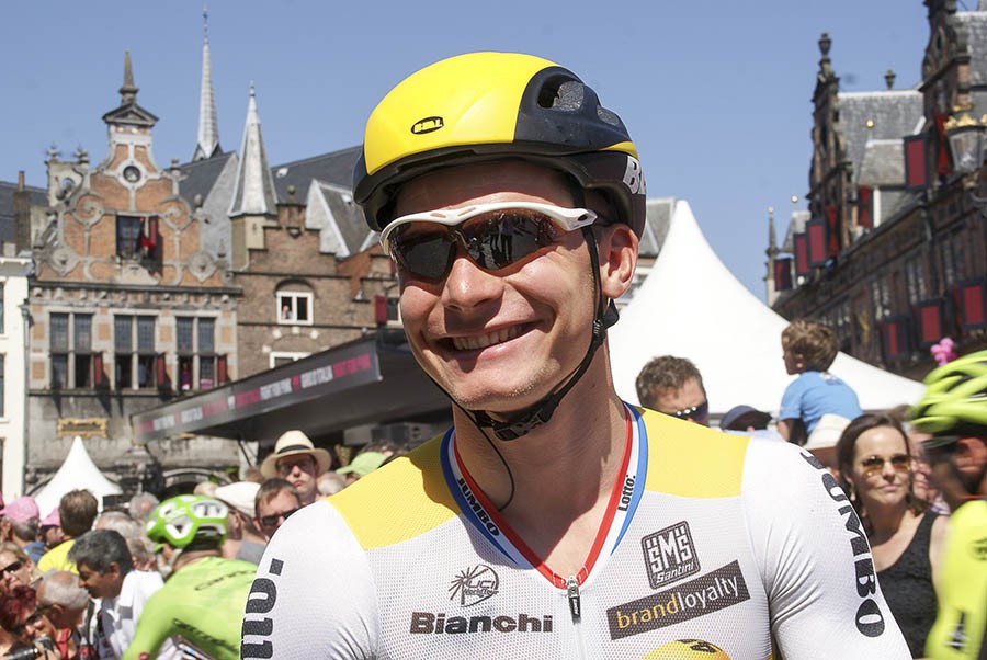 Moreno Hofland stapt uit de Giro