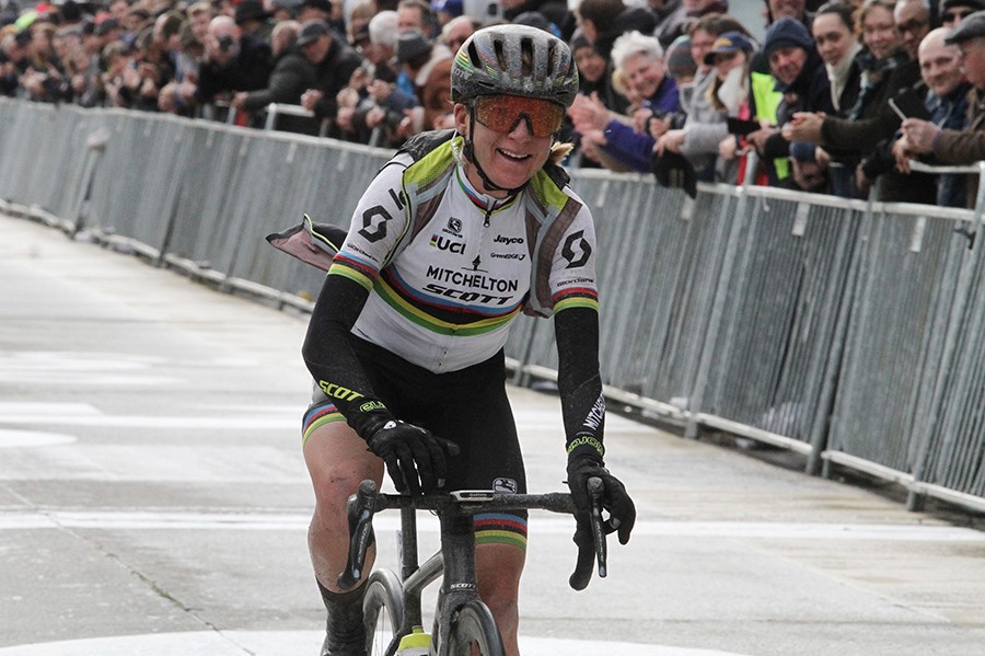 Van Vleuten wint Omloop Het Nieuwsblad