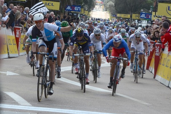 Renshaw gebroken sleutelbeen, hersenschudding en tand kwijt, Bos last van been