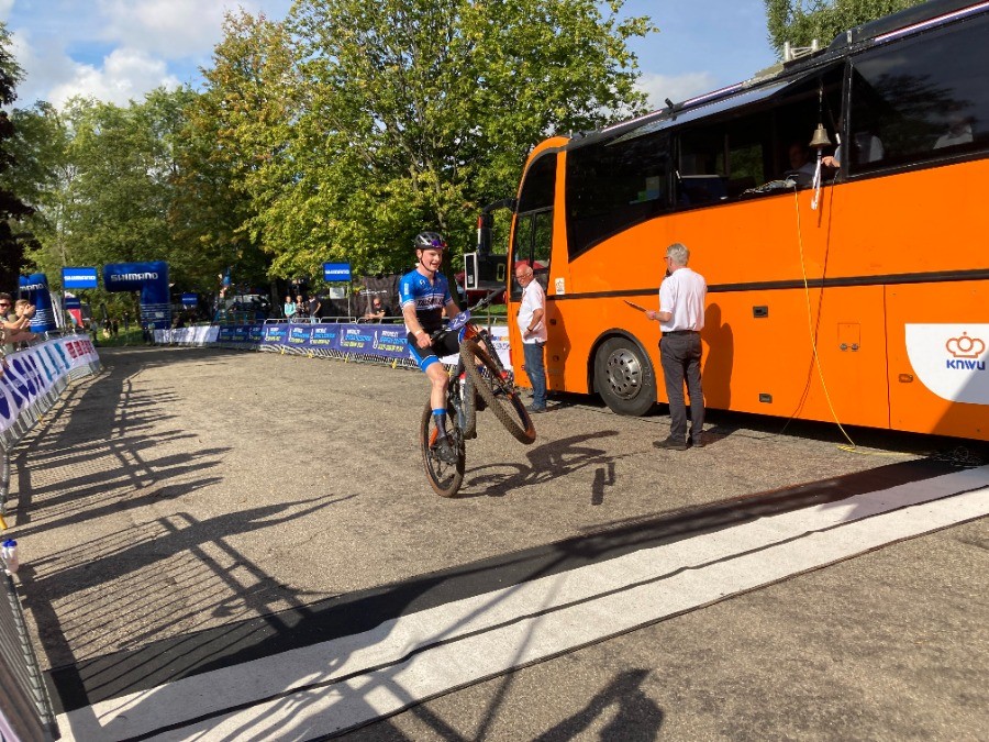 Chris van Dijk glansrijk MTB-kampioen