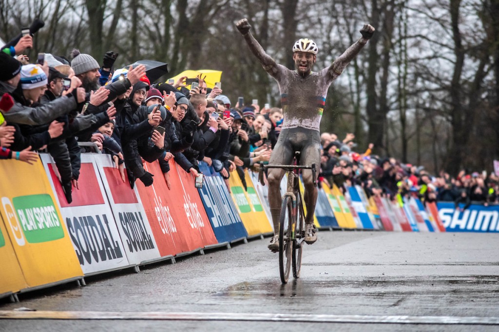 Van der Poel grijpt toch de zege in Namen