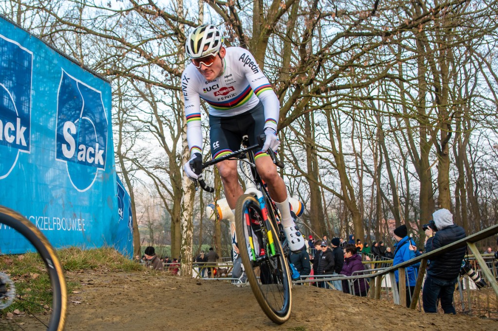 Van der Poel wint zijn vijfde in Otegem