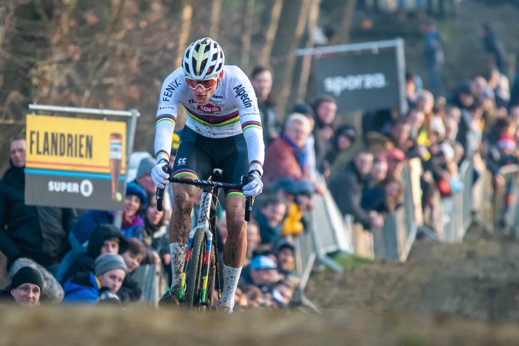 Van der Poel: 'Het is anders nu in het veld' (video)