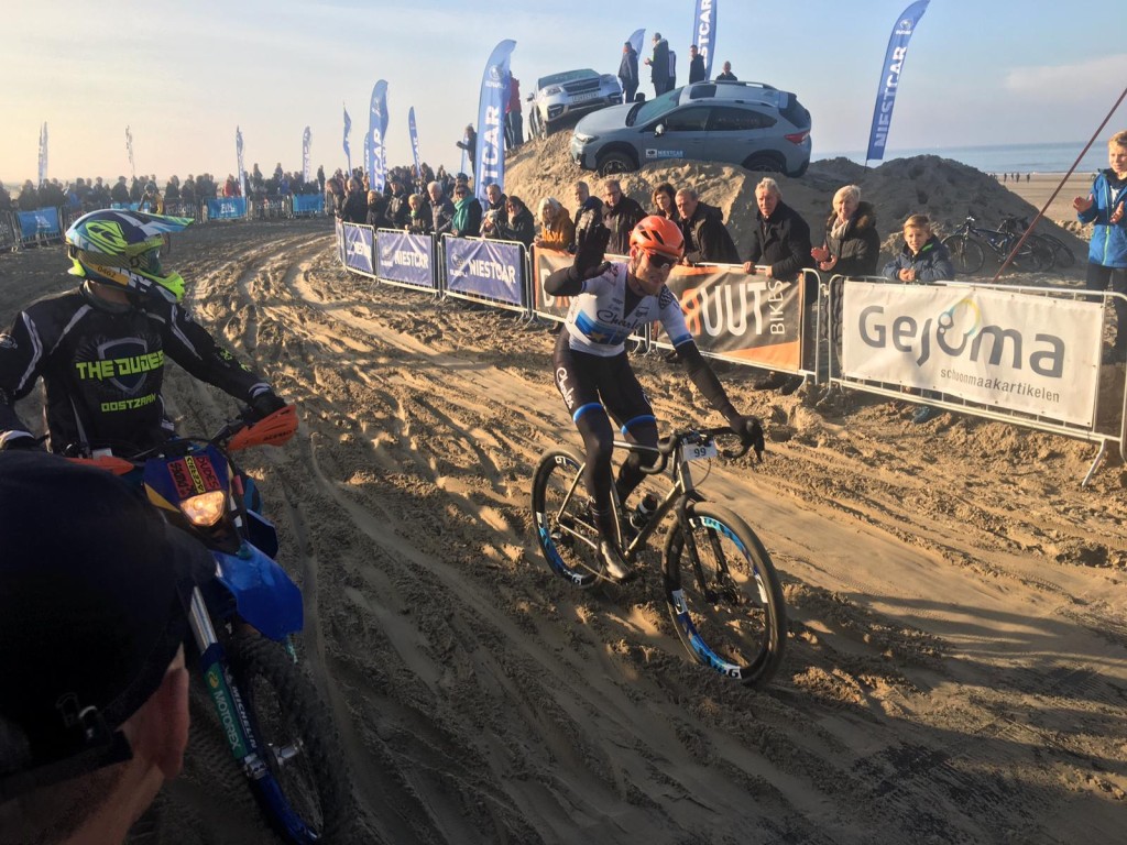 Lars Boom wint strandrace Wijk aan Zee