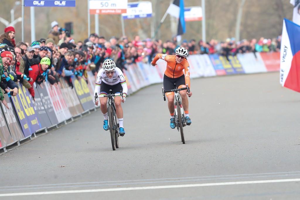 Lucinda Brand rijdt volledige crosswinter