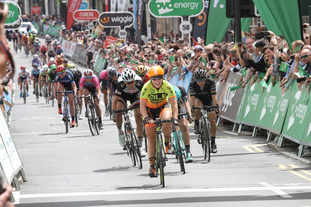 Van Dijk derde in derde rit Women's Tour