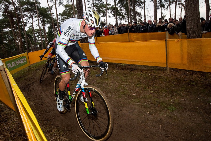 Van der Poel is klasse apart in Heusden-Zolder