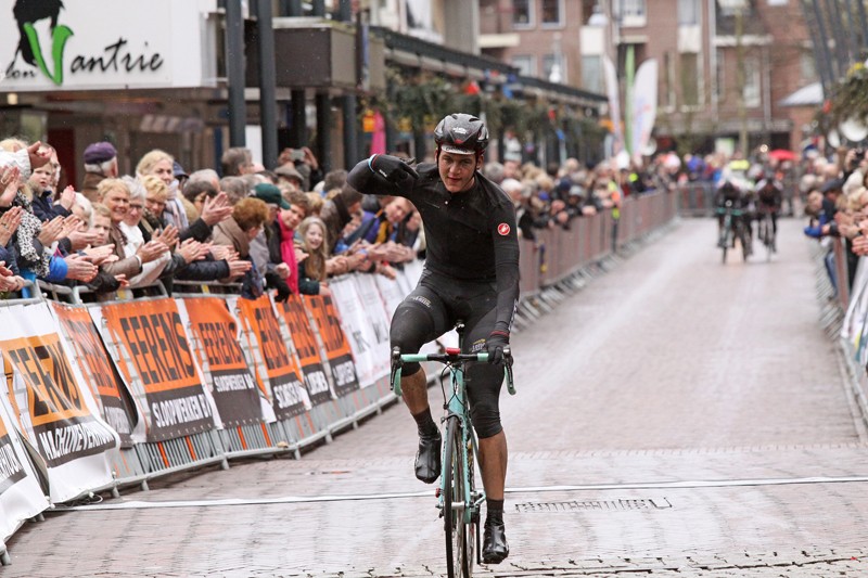 Bram de Kort wint Omloop Veenkolonien