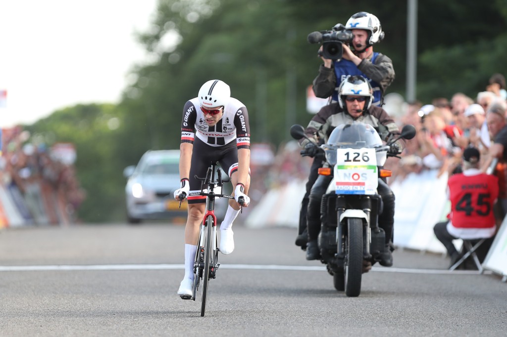 Lekke band kost Dumoulin tijd op Mûr