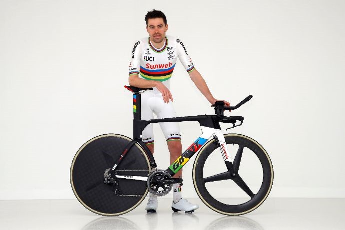 Tom Dumoulin toont regenboogtrui