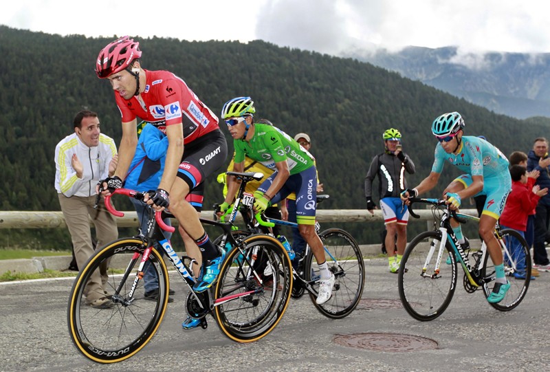 Mindere dag in Vuelta kost Dumoulin rood en podium