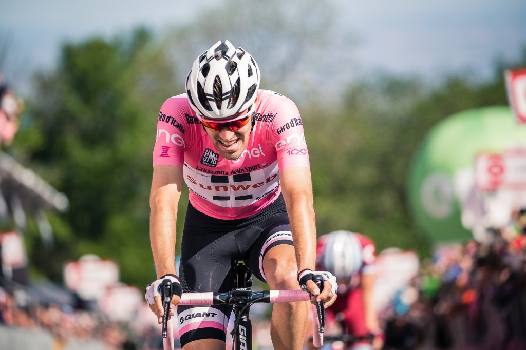 Dumoulin verliest tijd na val in Giro