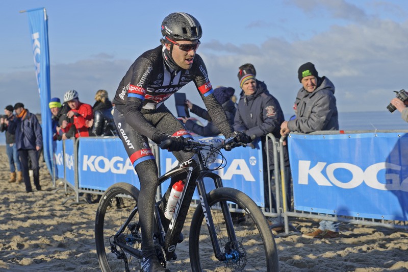 Tom Dumoulin wint strandrace in Renesse