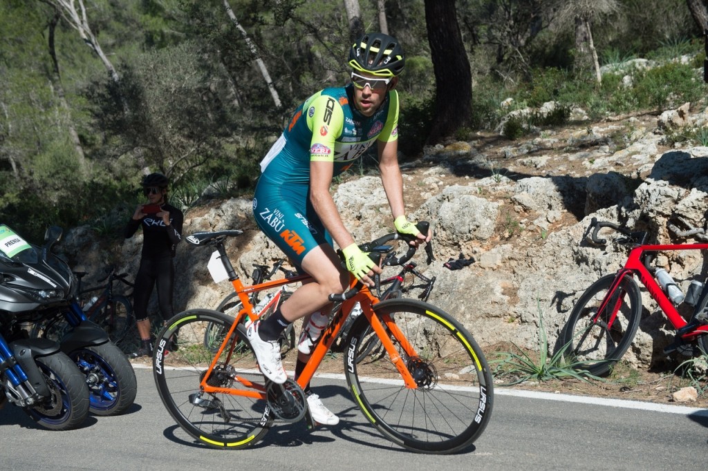 Van Empel komt met schrik vrij na zware val Giro