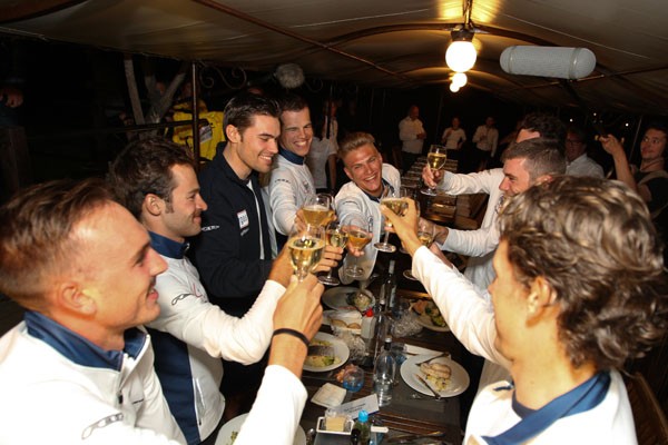 Argos-Shimano viert zege en geel met champagne