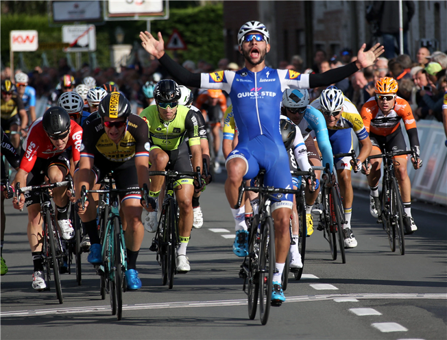 Gaviria houdt Groenewegen van zege