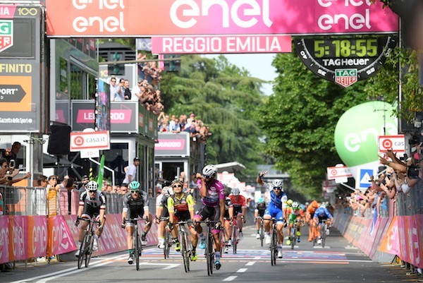 Gaviria wint derde in Giro, Dumoulin blijft in roze