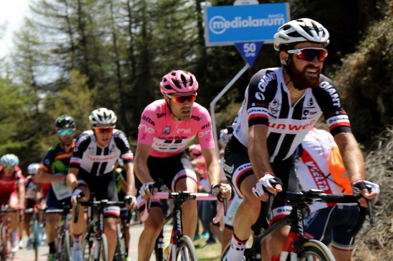 Dumoulin behoudt nipt roze in Giro d'Italia