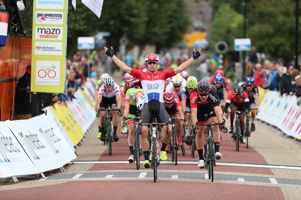 Jakobsen wint derde etappe van Olympia's Tour