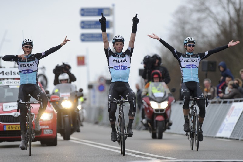 Teams staan in rij voor Ronde van Zeeland