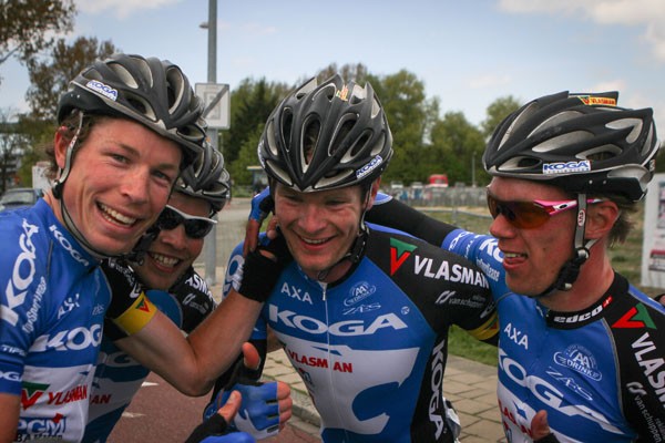 Koga Cycling Team gehavend aan start ZLM Toer