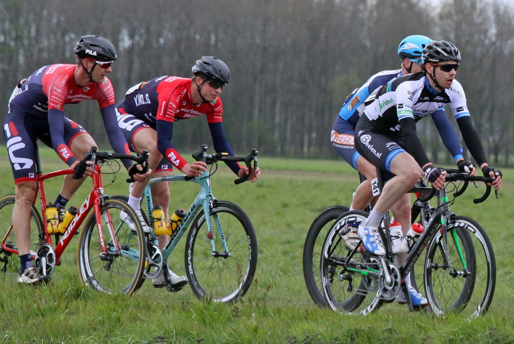 Sven Kramer loopt sleutelbeenbreuk op in PWZ