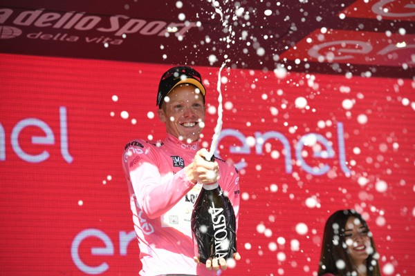 Kruijswijk verovert roze trui in Giro
