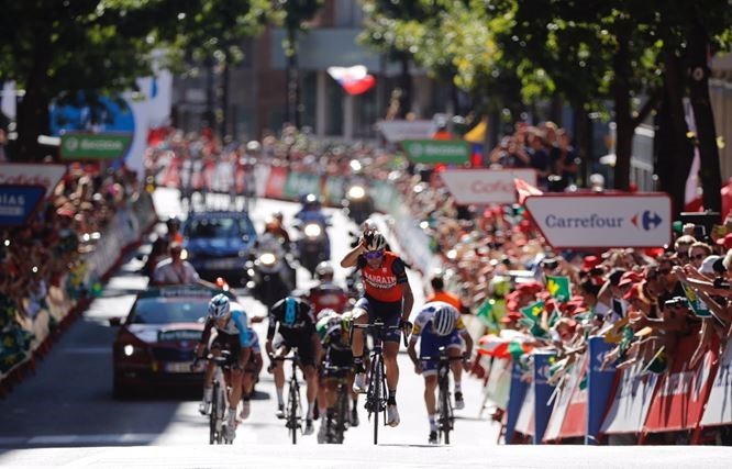 Nibali wint sprint favorieten, landgenoten op achterstand