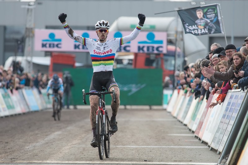 Nieuwenhuis wint in regenboogtrui