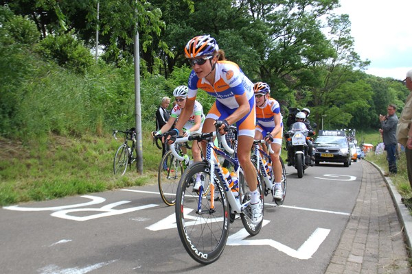 Vrouwen gaan voor op eerste dag NK op de weg