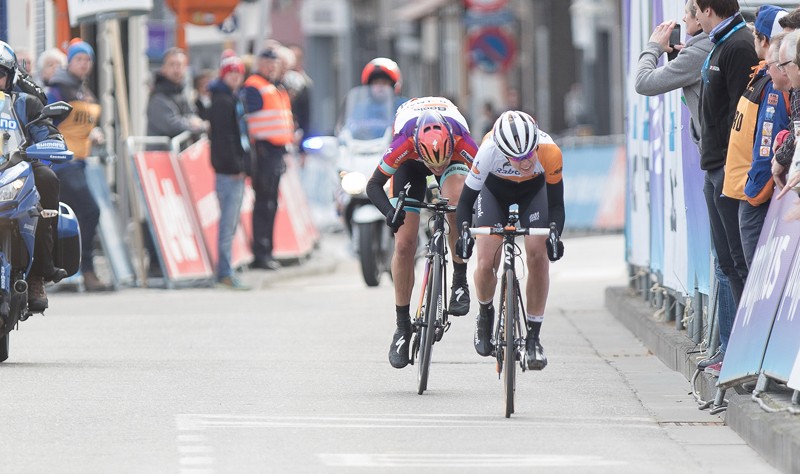 Van der Breggen wint Omloop Nieuwsblad