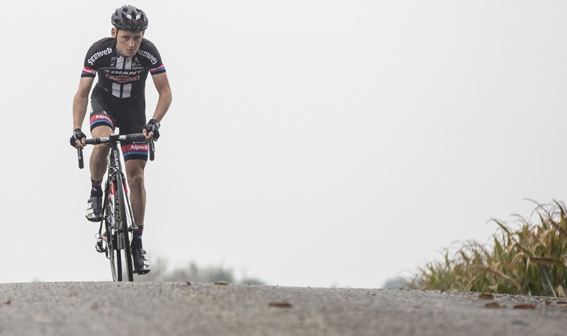 Sam Oomen wint en leidt in Tour de l'Ain