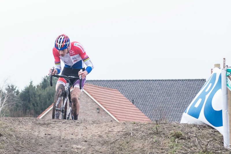 Van der Poel wint in Hulst zijn 21e (+video)