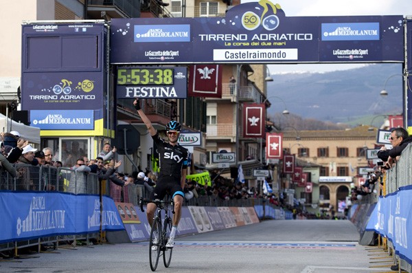 Wout Poels wint en leidt  in de Tirreno