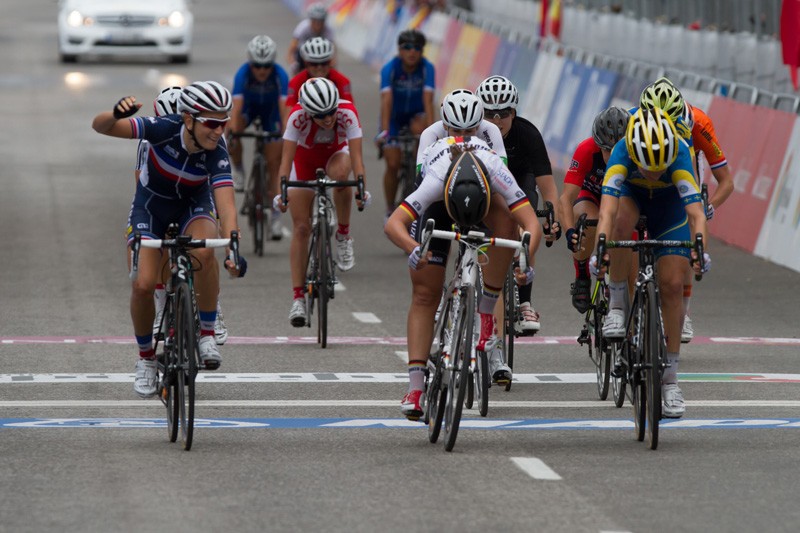 Vos (tiende) ziet Pauline Ferrand Prevot winnen