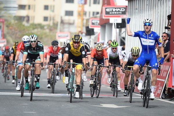 Viviani verslaat Van Poppel in Abu Dhabi