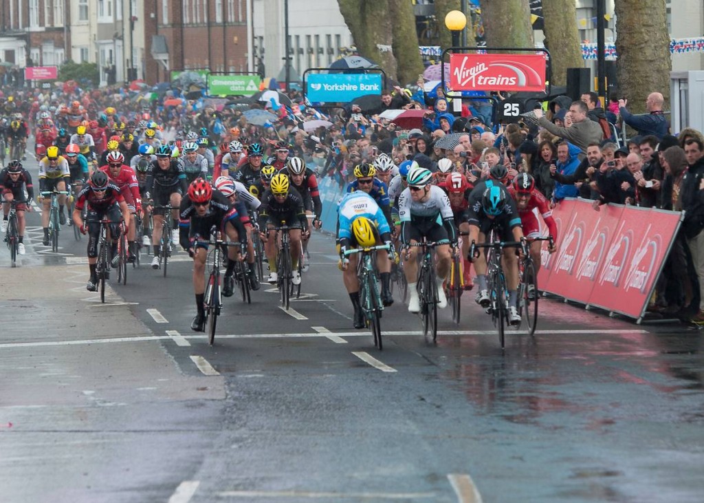 Yorkshire: Van Poppel wint, Groenewegen leidt