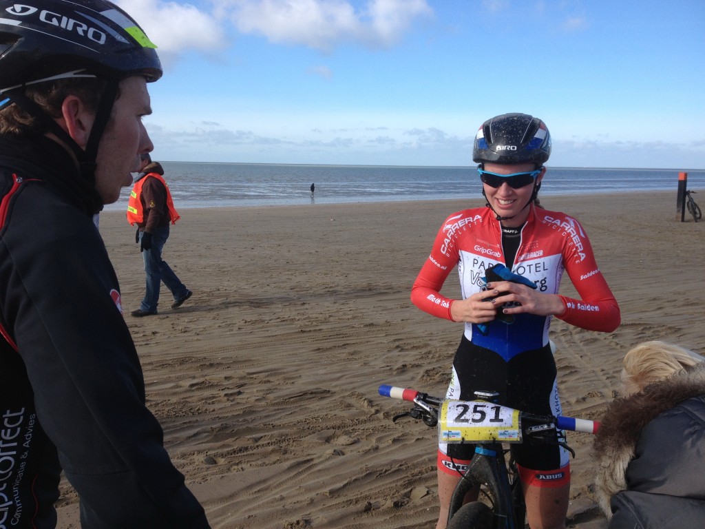 Strandkoningin Pauliena Rooijakkers oppermachtig in Rockanje