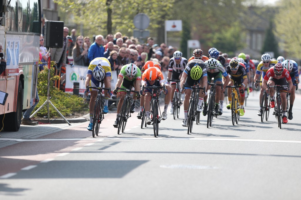 Snelle premiesprint in Ronde van Overijssel