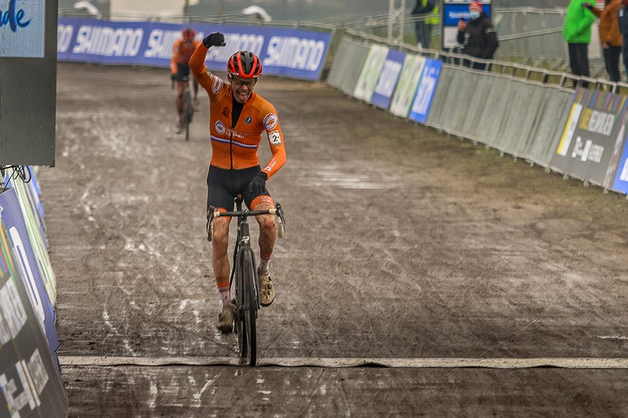 Ronhaar naar wereldtitel in het veld