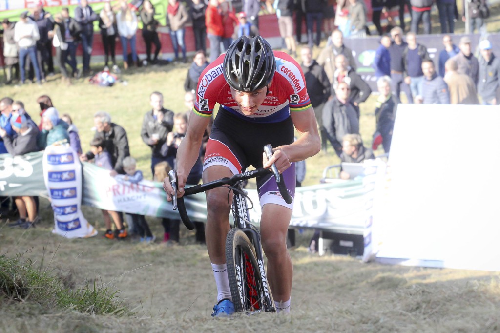 Van der Poel na pech naast podium in Ronse