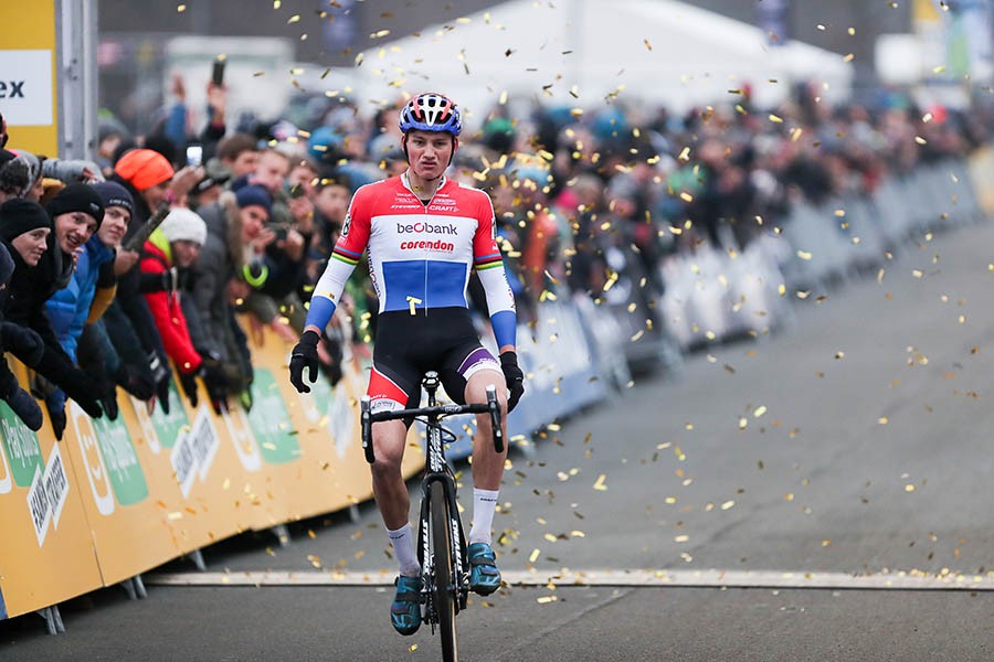 Van der Poel naar WB-zege in Zeven