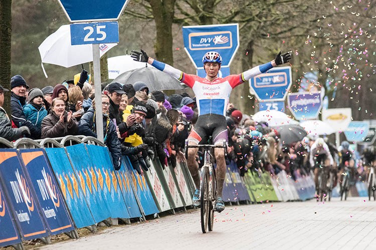 Van der Poel verslaat Van Aert voor eigen volk