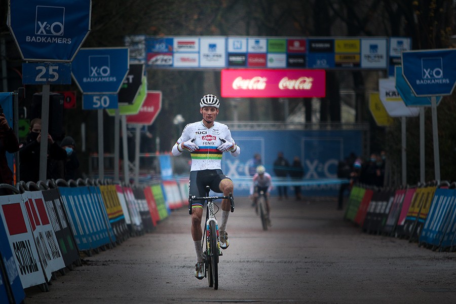 Van der Poel wint direct in Antwerpen