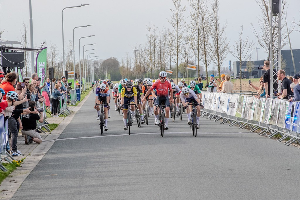 Tim den Braber sprint naar winst Zuiderzeeronde