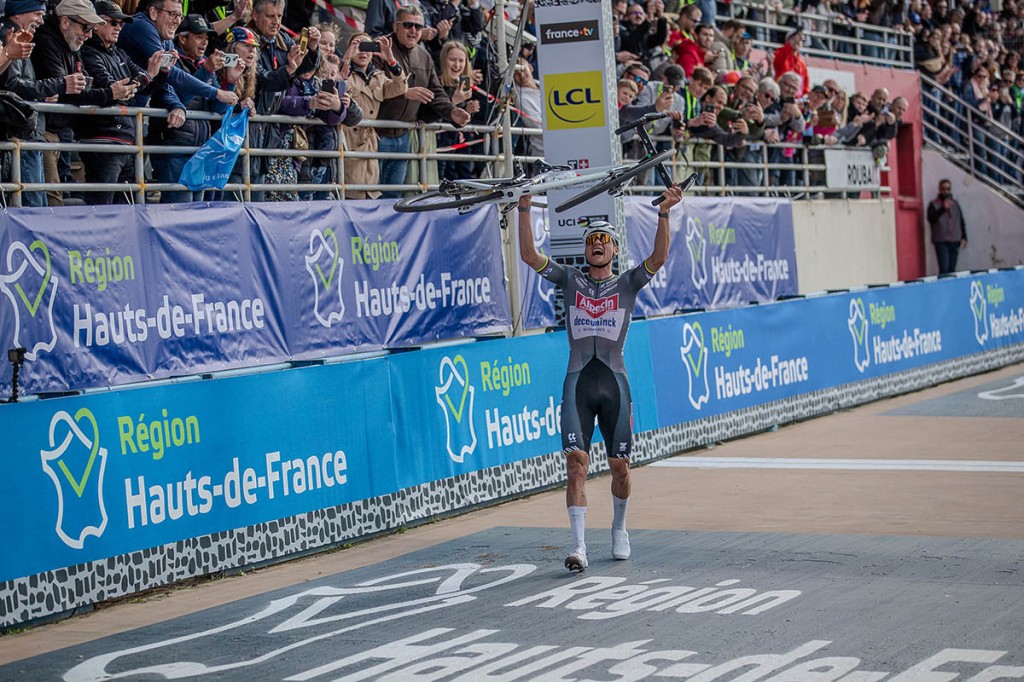 Van der Poel is weer klasse apart in Parijs-Roubaix