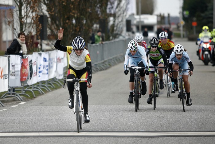 Kirsten Peetoom wint Omloop van Strijen