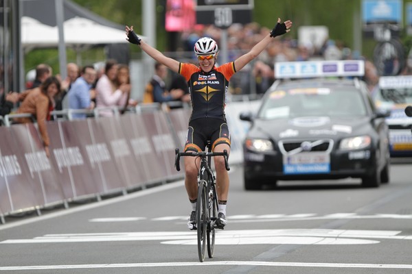 Van Dijk wint met lange solo Ronde van Vlaanderen